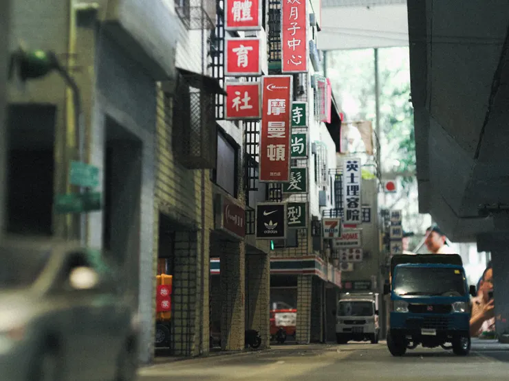 還原台灣騎樓一磚一瓦的建築與招牌風格