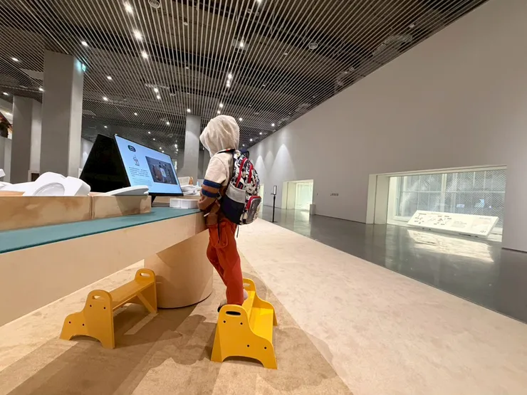 小二的兒子站上這張友善之椅《綠美圖-臺中市立美術館》