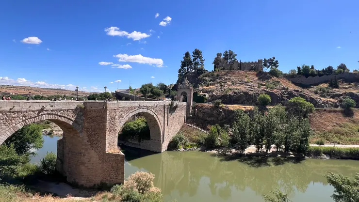 巴洛克風拱門是進後方聖塞爾萬多城堡的關卡