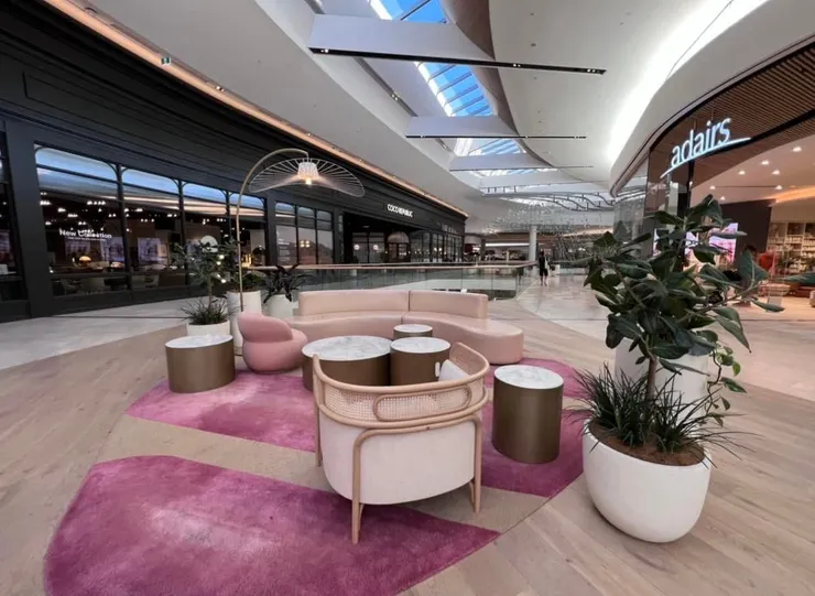 商場𥚃到處都是可以坐著休息的地方