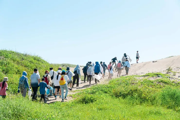 6/21淨灘當日天氣極度晴朗，但仍然無法阻止大家前行的決心