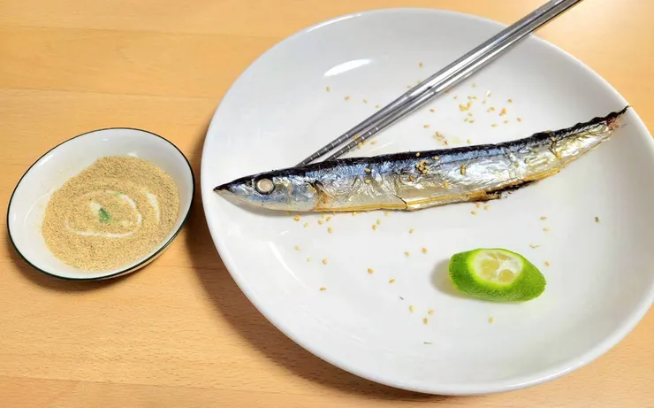 想幫秋刀魚撒些芝麻,殊不知芝麻根本上不去🤣