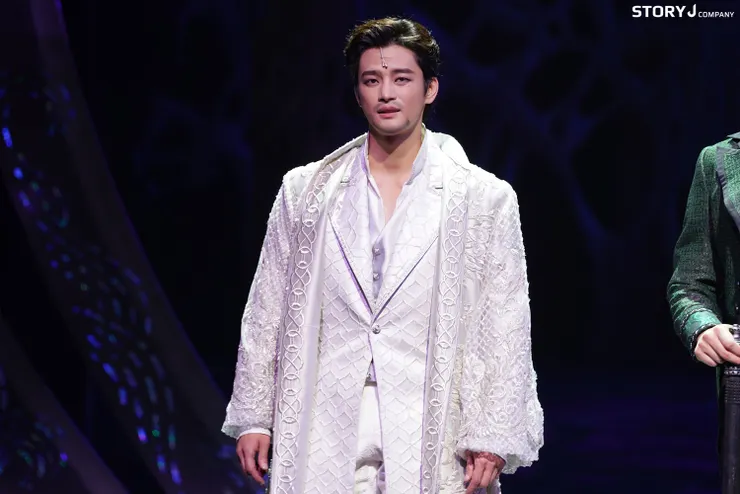 我真的好喜歡這麽跩的伯爵，而且這身讓我覺得伯爵品味很好XDD