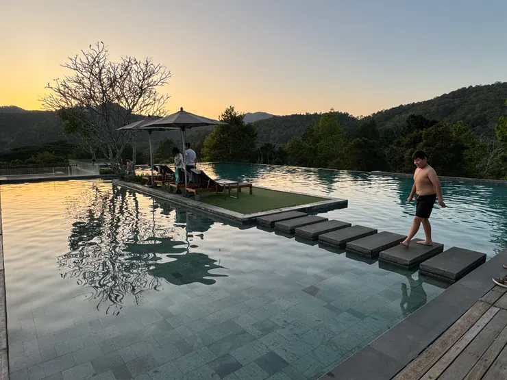 忙碌上上下下的弟弟