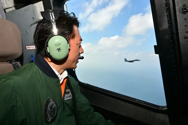 日本防衛大臣小泉進次郎11月22日至23日到訪宮古島、石垣島、與那國島的軍事基地進行訪問。圖片來源：@ModJapan_jp/X