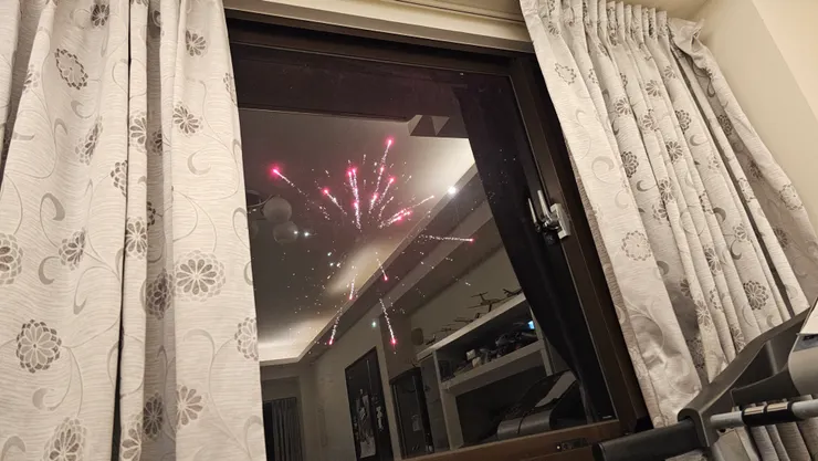 昨天晚上坐在家中客廳就有窗外的跨年煙火可以看!