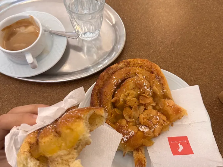 還是要來點義式早餐：咖啡瑪奇朵＋蘋果麵包卷