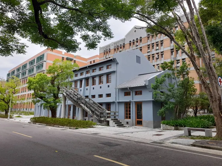 整修後的台大工學博物館，外掛樓梯被一起保留下來。因為館內的樓梯被拆除，此外掛樓梯是唯一通往博物館二樓的通道。