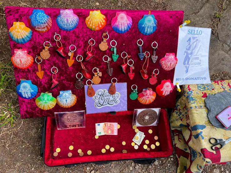 風笛男子說是手工做的（每一家的貝殼都不同，錯過不在，所以我花了10歐買了一個粉紅貝殼