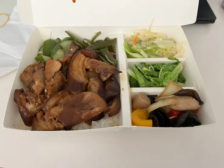 滷腿庫飯一口。