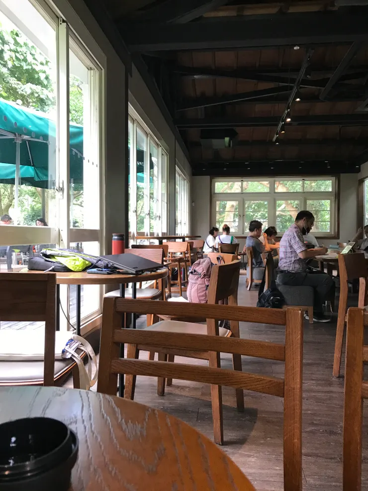 星巴克草山館內部