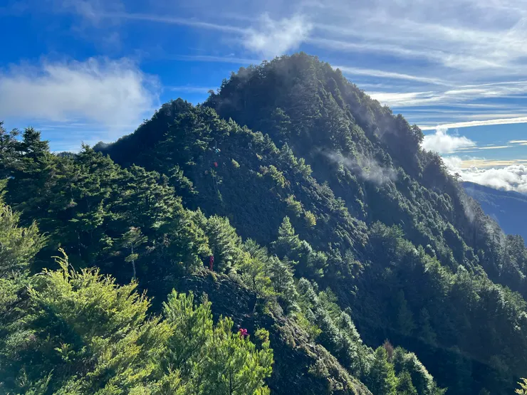 夥伴正在拉繩陡下