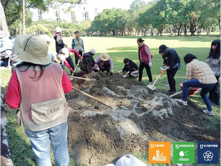 春組夥伴在場外草地上挑除土堆裡的硬石及枯枝後,摻和進適當比例的細質砂礫(很像在要種花生前的調土加工XD)