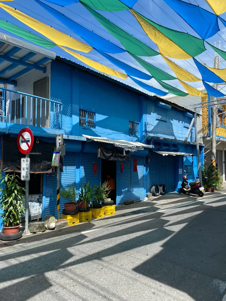 ▲長濱市街的一隅藍色風景。早市就位在長濱街上，營業時間大多到上午10點。