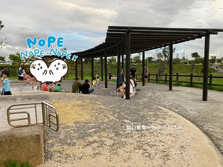 國內的遊戲場常常鋪滿大量的礫石，不友善也不安全。這是刻意挖過來填補的自然。