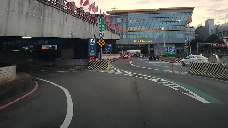 第二航廈 P4 停車場入口需要特別注意在此左方進入 B1F 櫃檯繳費 (Kenny 曾開錯)