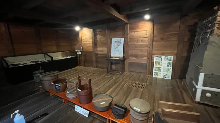 滿大的一個空間。