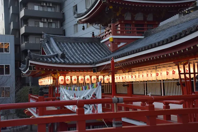 觀音寺的燈籠襯托著傍晚的晚霞讓心情在冬天也跟著溫暖起來