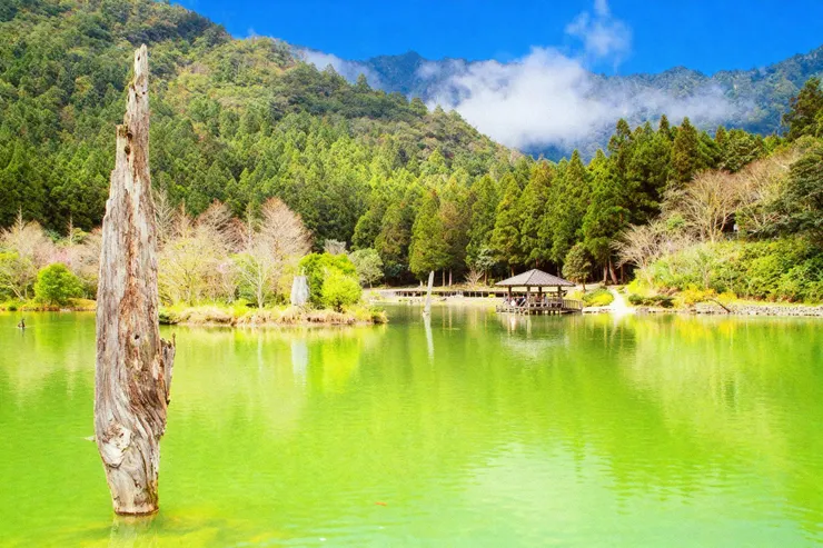 明池，位於北橫公路最高點，海拔一千五百公尺左右，地理環境特殊，整座湖泊被群山環繞，宛如人間仙境