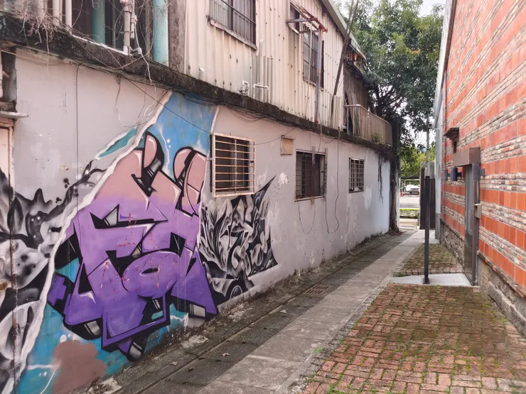 齊柏林空間旁邊的老房子有人塗鴉。