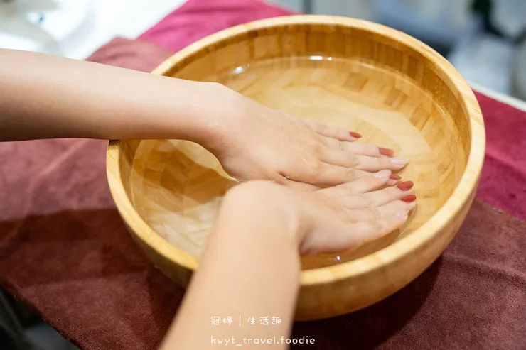 [板橋新中式美睫設計]AN藝術工坊，忙碌女生的救星！2.5小時同步完成美睫手足美甲保養，躺著睡一覺就變美，板橋美甲推薦，附最新美睫美甲價格表