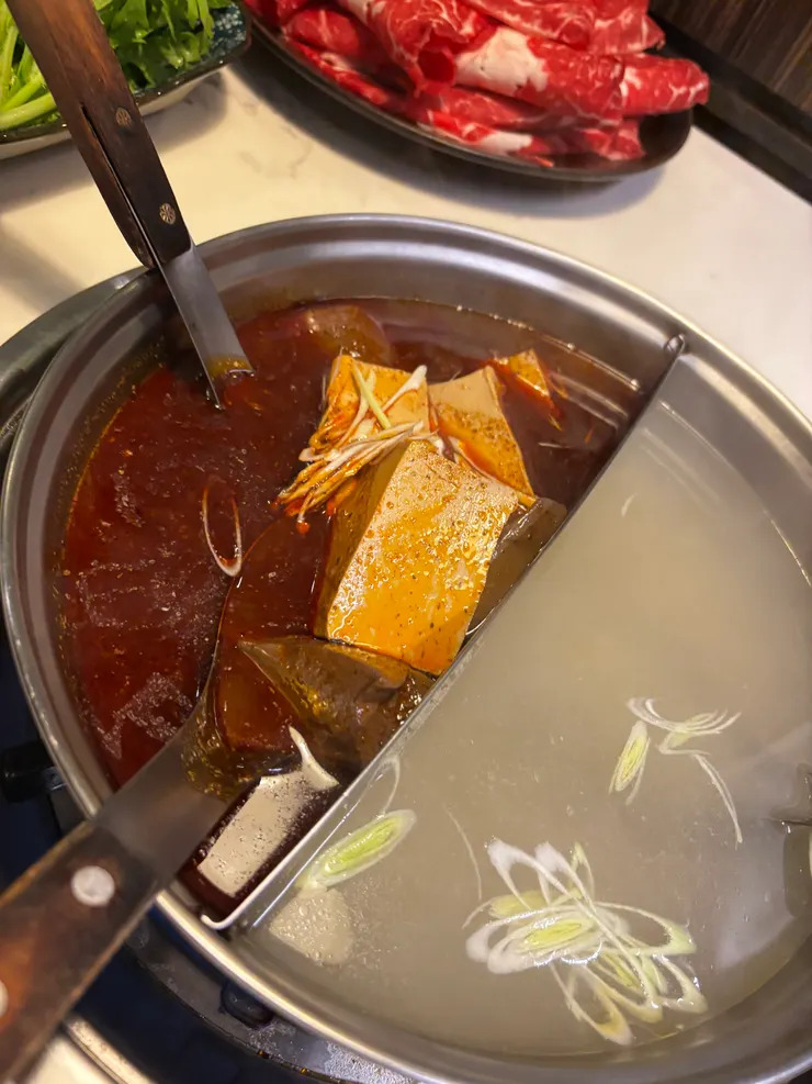 麻辣鍋湯底很讚 而且可以無限續