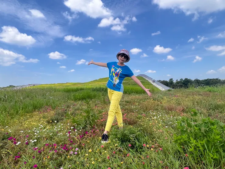 草皮上也種植許多季節草花增添許多風采