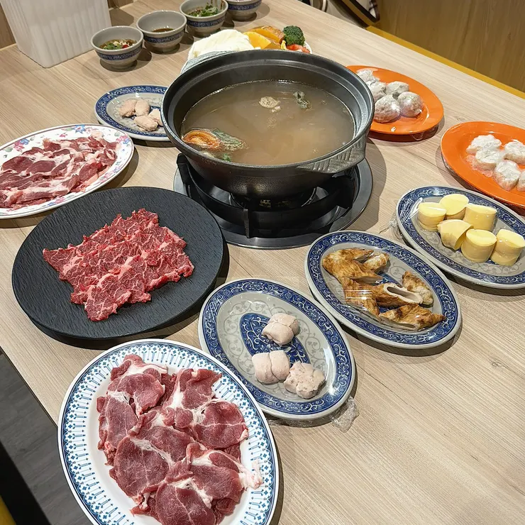 湯頭濃郁卻不膩口，各種食材入鍋後香氣四溢。