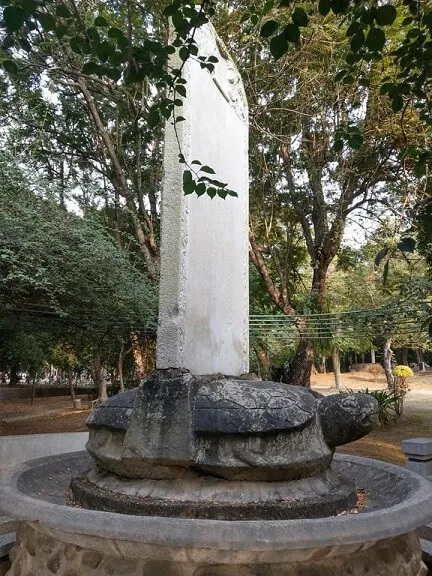 因為砂岩比花崗岩更禁不起雨水侵蝕，因此可以發現現在嘉義公園的贔屭看起來比較舊。