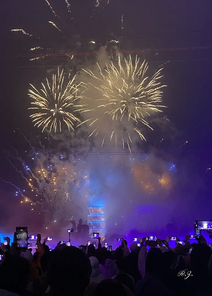 一支支手機留住璀璨的一刻 ([陳傳義]拍攝)