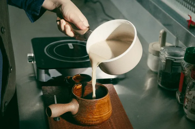 薈福的鍋煮奶茶，搭配獨家陶器承裝，喝起來卡有氣質