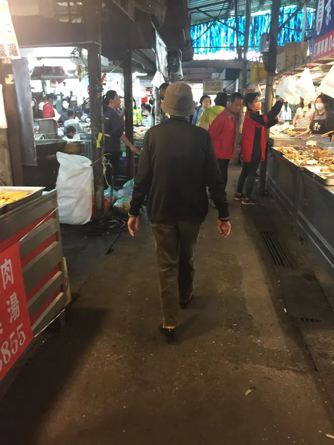 媽媽從年輕到老為家庭總是盡心盡力