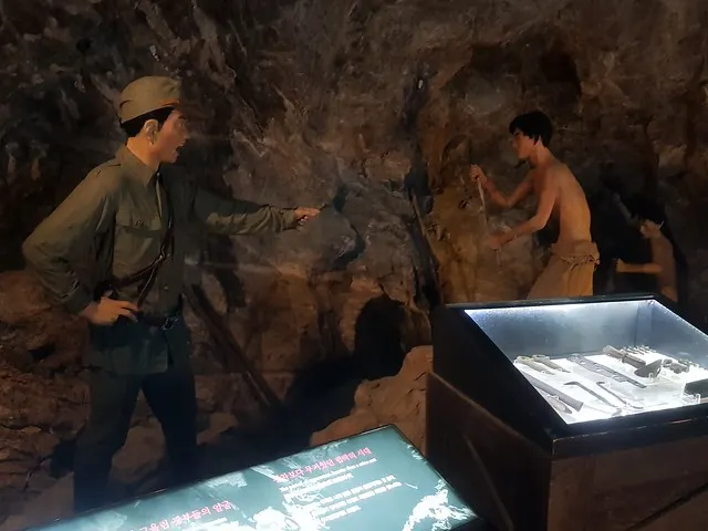 表現殖民時期「徵用工」在日本管理人員監視下強制勞動的展示