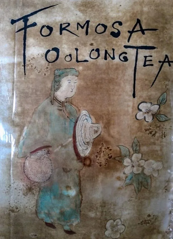 1895年福爾摩沙烏龍茶茶箱的手繪圖案，鮮明 的漢人風格和採茶女模樣，呈現茶葉神奇魔法和東 方風情。