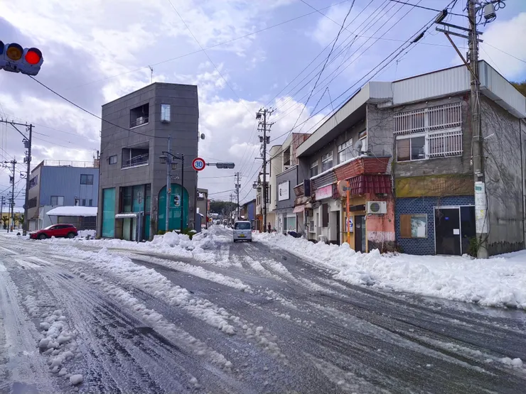 街景--偶爾看到車，路上一個人都沒有
