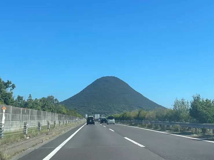 前往琴平高速上看到好像抹茶山
