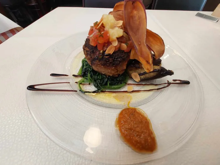 漢堡排擺盤很精緻，而且搭配上面特製的醬超級好吃~