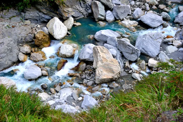 【溪水東流匯經布洛灣砂卡礑 谷底潺湲傳承一脈青碧耀眼】
