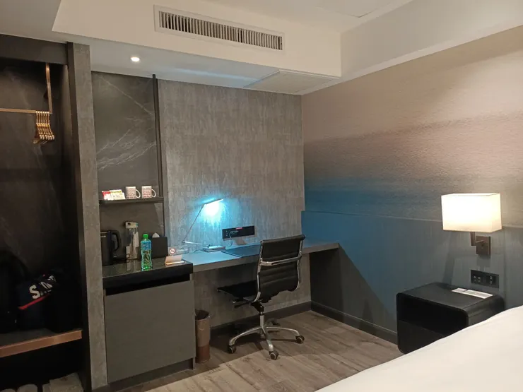 有辦公區,中間櫃子有咖啡茶包、熱水瓶,下面櫃子打開是冰箱,旁邊有掛衣服的地方,有附衣架