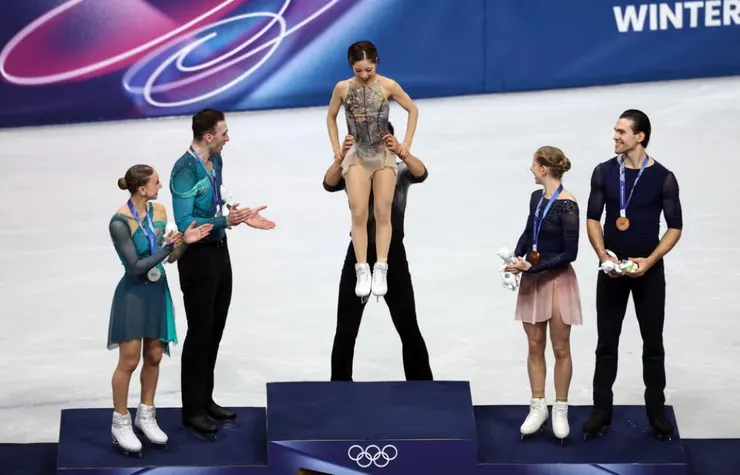 三浦璃來與木原龍一的甜蜜互動,展現出兩人在賽場之外深厚的信任與牽絆。(圖/Elsa/Getty Images)