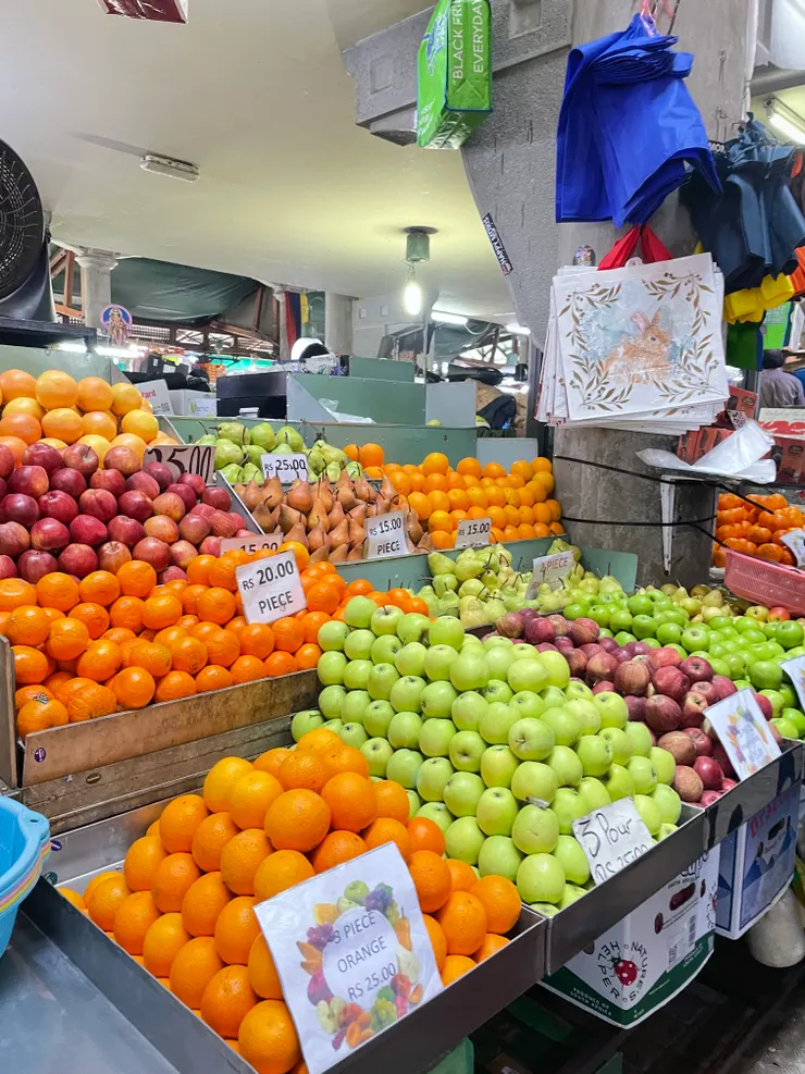 模里西斯路易港市集（中央市場），所有攤販的蔬果都擺得很整齊