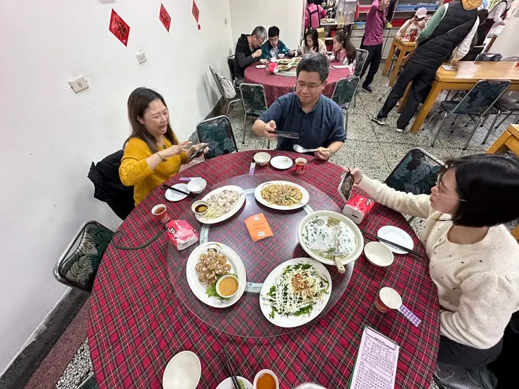 嘴巴還沒吃，相機先吃