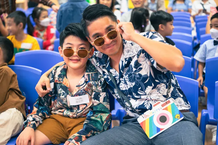 學生、家長與老師也以懷舊造型出席「幸福照相館」，右為何家權主任