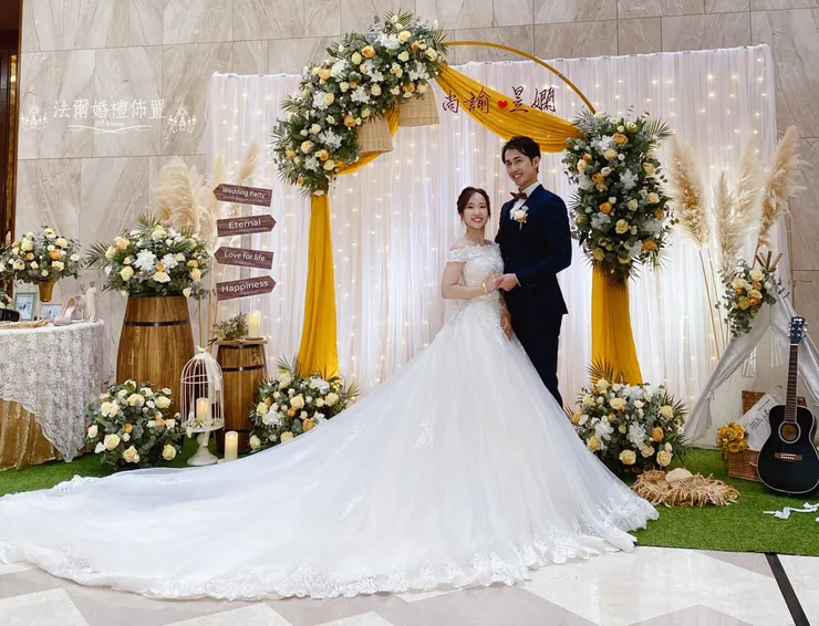 #福爾摩沙遊艇酒店-幸福檸檬黃-法爾婚禮佈置   用溫暖的檸檬黃色系搭配玫瑰與綠植，打造出宛如在陽光下野餐的輕柔氛圍。花門、木桶、燈串、吉他與小帳篷，希望賓客一踏進來，就感受到輕鬆與喜悅。   幸福不只是色彩，是你們看向彼此時，眼裡的光。 私訊預約諮詢，帶著你的夢想，我們來實現！ 用專業佈置，讓你的故事閃耀動人！  讓我們一起見證您人生中最重要的時刻！ 歡迎FB或 IG私訊詢問與我們預約哦~ *平日一~五下午 2:00 到晚上 9:00 都可以預約來門市哦!! *(若需假日前來可以另外和我們再約時間哦!!) 法爾婚禮佈置地址: 台南市東區文化路131號 車子可以直接停在我們門口喔!~ 台南婚禮 #台南婚禮佈置推薦 #台南婚禮佈置 #南部婚禮佈置 #高雄婚禮佈置 #嘉義婚禮佈置 #屏東婚禮佈置 #婚禮佈置 #家宴婚禮佈置 #戶外婚禮佈置 #中國風婚禮佈置 #中式婚禮佈置 #大理石 #秀和服 #漢唐婚禮 #尾牙佈置 #flower #tainan #台南 #decor #台南婚禮 #FARweddings