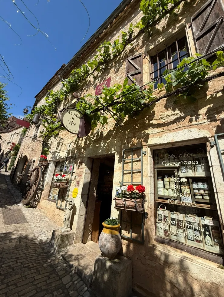 村裡最大的雜貨店