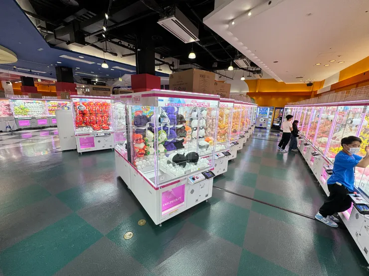 聽朋友說日本娃娃機很友善，花2300日幣一個都沒出貨，是我太爛嗎？ 