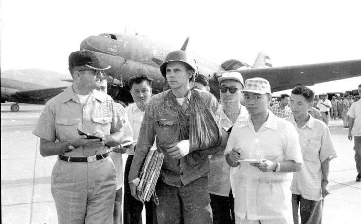 1958年9月19日,在金門砲戰中第一個受傷的美國軍人,陸軍四級特等兵莊斯頓已於九月十九日上午回到臺北,他的左手臂往肘彎一直到手掌都用繃帶包紮,身體的其他部份並無損傷,他的精神很好。莊斯頓下機後向中外記者們說:「這一點傷使我非常地引以為榮」。