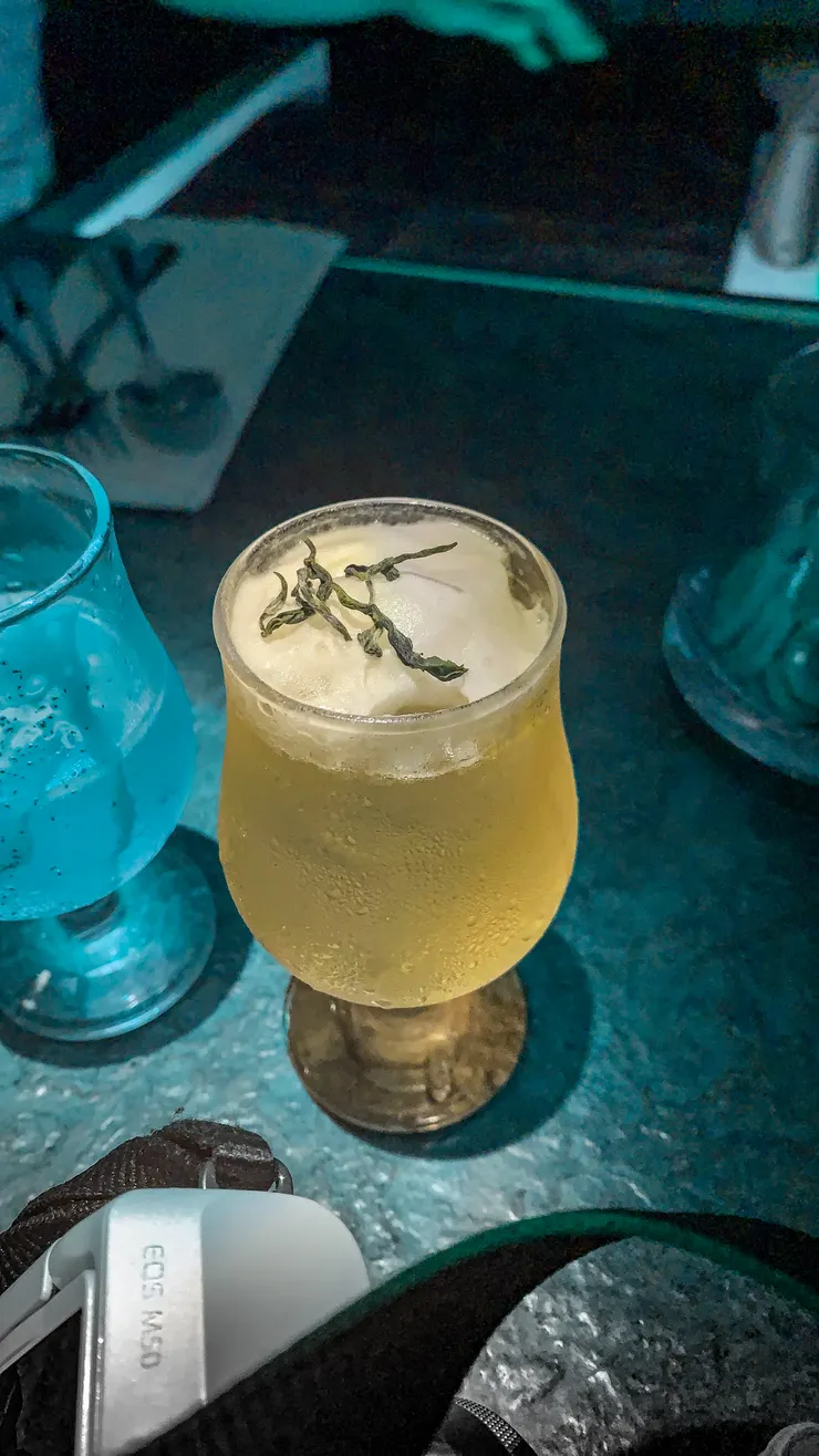 圖片背景顏色為實際喝到時心裡想到的顏色 下半邊則如深水一般