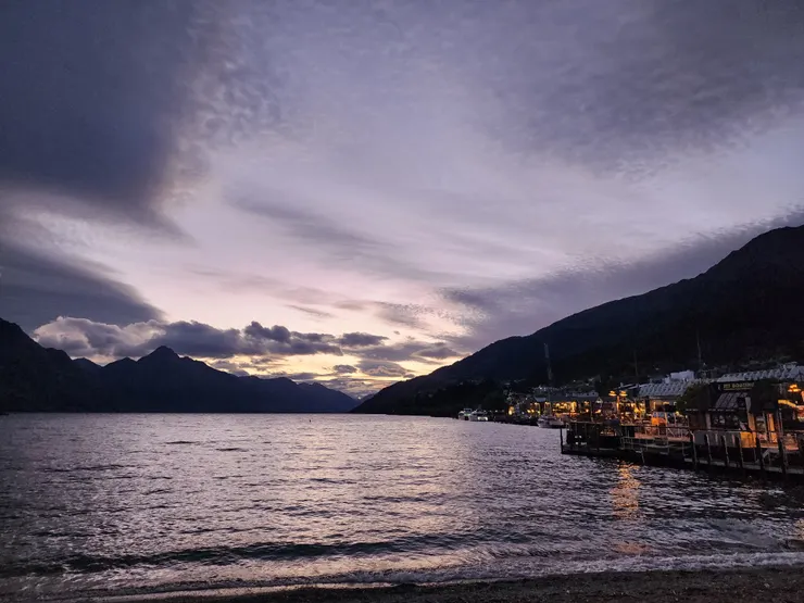 晚餐後在湖邊與Soon道別，她跟我說話，也如同我對她的感謝。