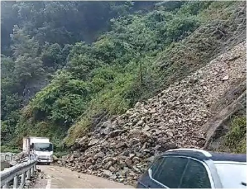落石路斷，不影響居家上班，自然沒有颱風假